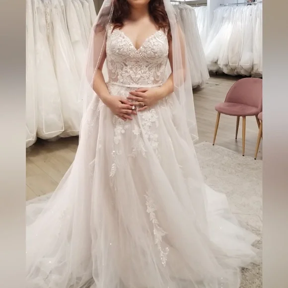Brand New Ivory Lace Wedding Dress Brand New Ivory Lace Wedding Dress